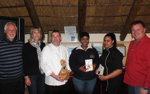 Oorhandiging van blyke van waardering, met vlnr Steve Donnelly, Johanna le Roux, Chris Pead (Sjef), Elizabeth Tobias, Charmonique Sauls en Jan le Roux